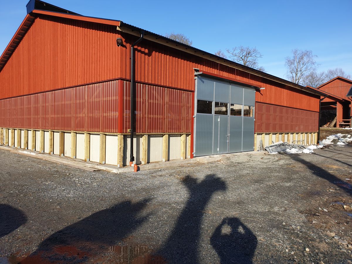 Renoverad ekonomibyggnad med ny panel och port